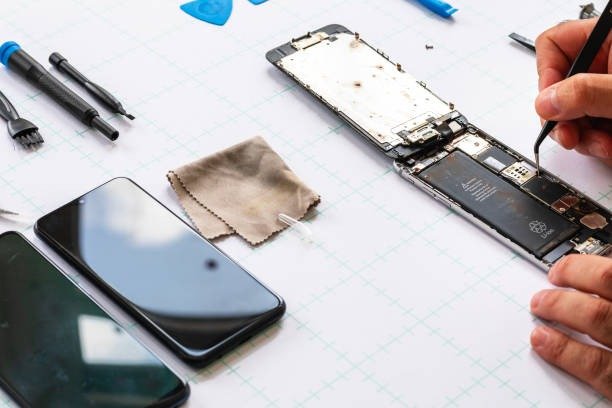 Técnico trocando bateria de celular que descarrega rápido no Recreio dos Bandeirantes — Tec Silva