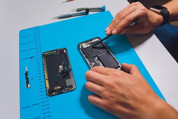 Técnico consertando e trocando bateria de iPhone no Recreio dos Bandeirantes — Tec Silva